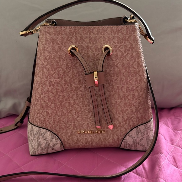 Michael Kors bucket bag - Picture 1 of 8